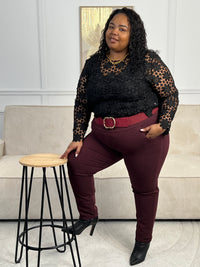 Ce pantalon bordeaux Jack, fait en Italie, vous offrira un confort incomparable grâce à sa grande taille et son cordon ajustable. Avec ses poches latérales à l'avant et à l'arrière, il est à la fois pratique et élégant.