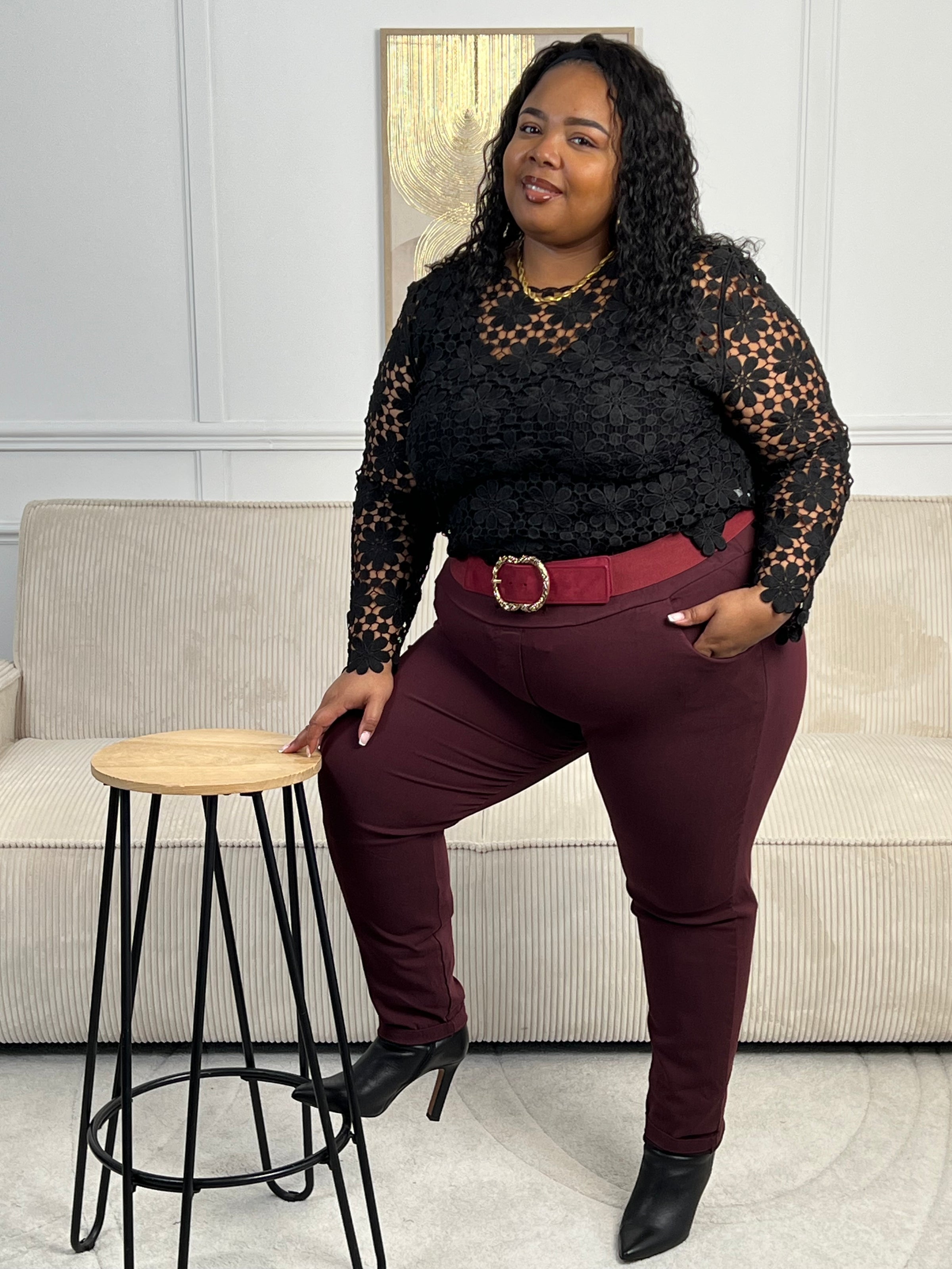 Ce pantalon bordeaux Jack, fait en Italie, vous offrira un confort incomparable grâce à sa grande taille et son cordon ajustable. Avec ses poches latérales à l'avant et à l'arrière, il est à la fois pratique et élégant.