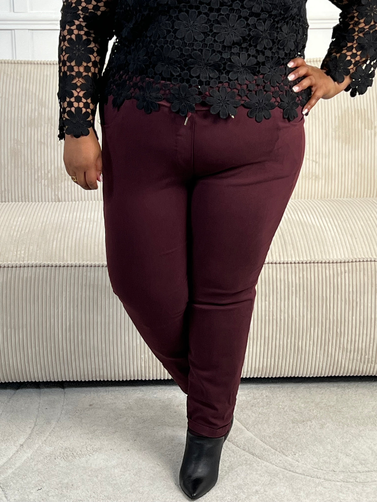 Ce pantalon bordeaux Jack, fait en Italie, vous offrira un confort incomparable grâce à sa grande taille et son cordon ajustable. Avec ses poches latérales à l'avant et à l'arrière, il est à la fois pratique et élégant.