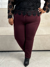 Ce pantalon bordeaux Jack, fait en Italie, vous offrira un confort incomparable grâce à sa grande taille et son cordon ajustable. Avec ses poches latérales à l'avant et à l'arrière, il est à la fois pratique et élégant.