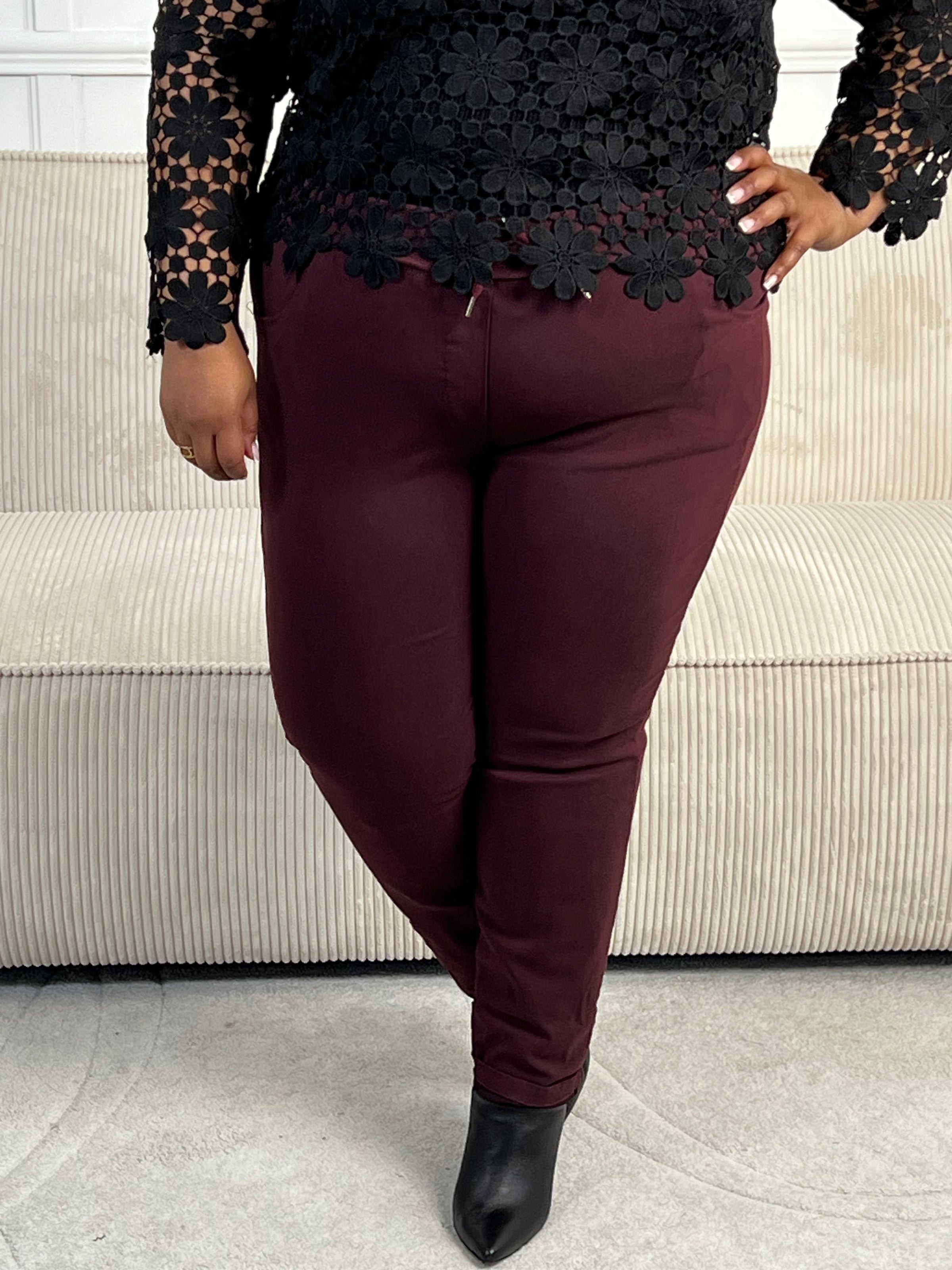 Ce pantalon bordeaux Jack, fait en Italie, vous offrira un confort incomparable grâce à sa grande taille et son cordon ajustable. Avec ses poches latérales à l'avant et à l'arrière, il est à la fois pratique et élégant.