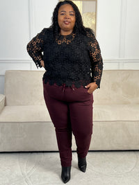 Ce pantalon bordeaux Jack, fait en Italie, vous offrira un confort incomparable grâce à sa grande taille et son cordon ajustable. Avec ses poches latérales à l'avant et à l'arrière, il est à la fois pratique et élégant.