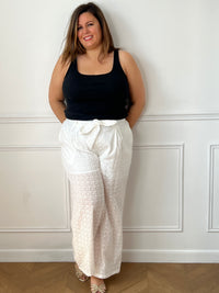 Pantalon écru broderie ajourée grande taille Leandra ceinture amovible doublé mi-longueur – Loïcia
