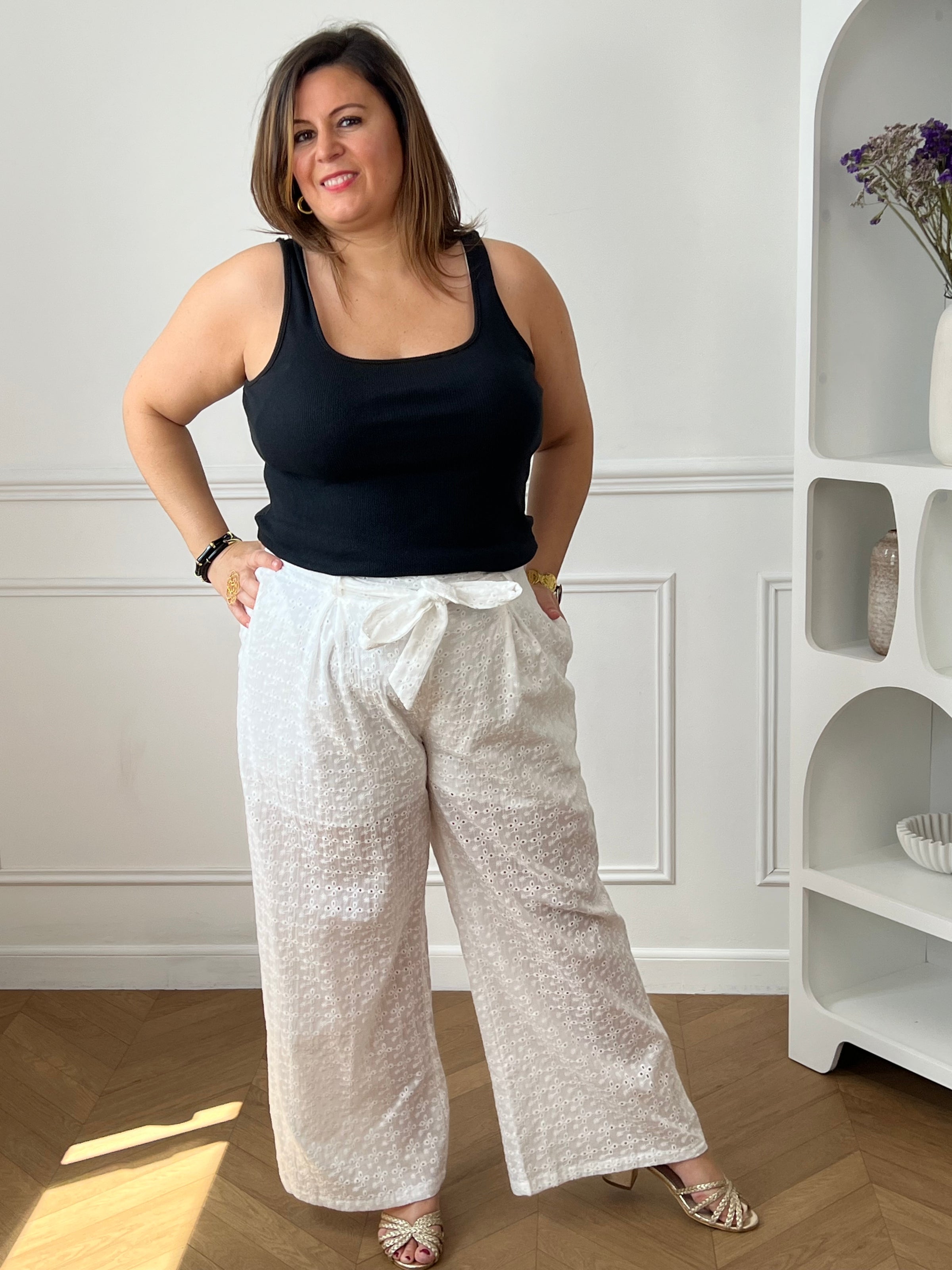 Pantalon écru grande taille femme vue de face broderie ajourée – Loïcia
