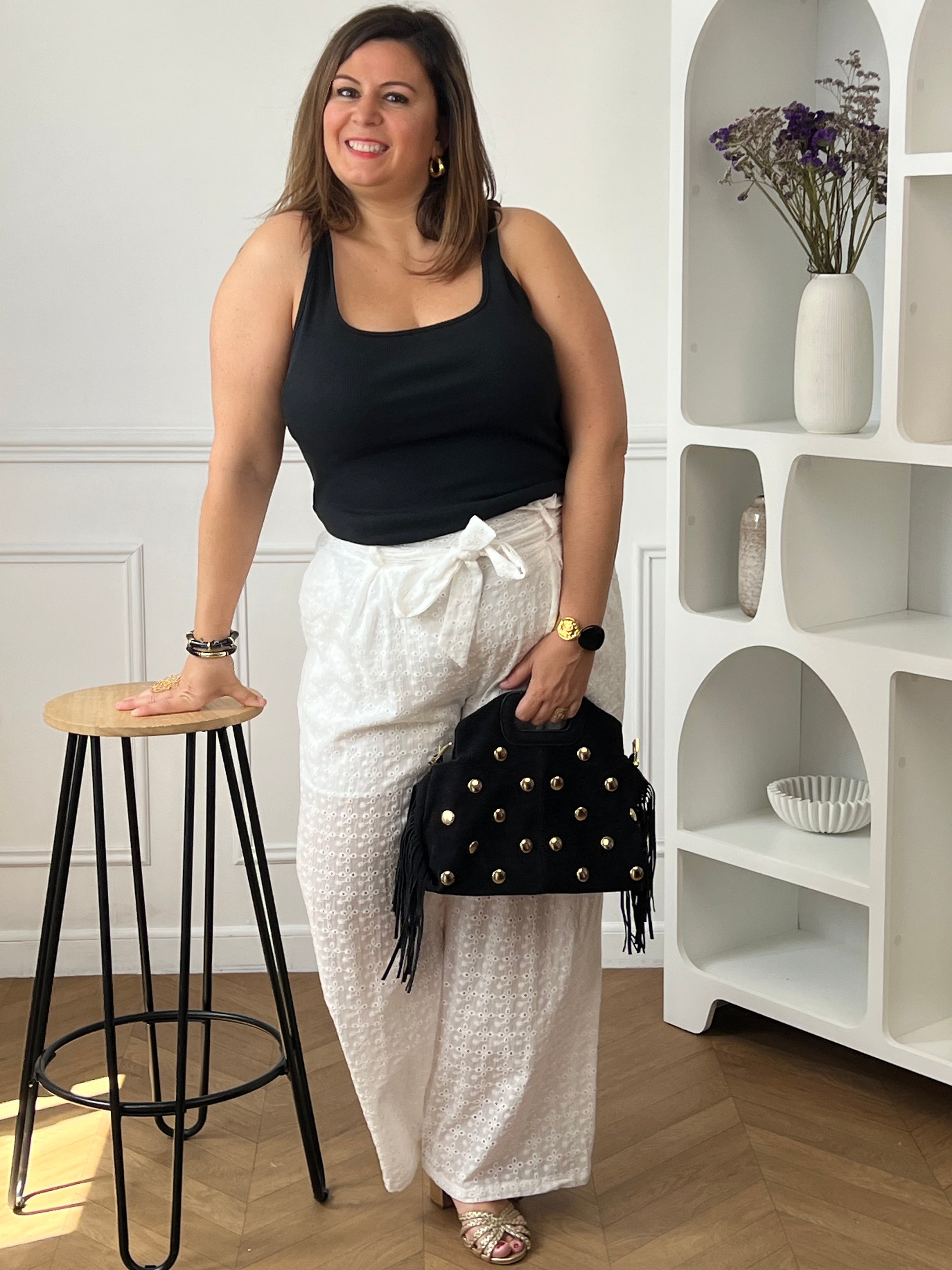 Pantalon écru curve vue de dos élastique taille ceinture amovible – Loïcia
