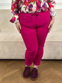 Ce pantalon fuchsia Jack, fait en Italie, vous offrira un confort incomparable grâce à sa grande taille et son cordon ajustable. Avec ses poches latérales à l'avant et à l'arrière, il est à la fois pratique et élégant.