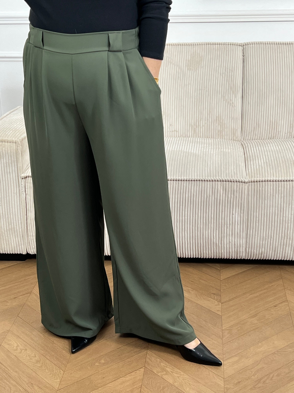 Ce pantalon kaki coupe droite grande taille pour femme est l'élégance incarnée. Avec sa matière fluide, il offre un confort optimal et sa coupe droite flatteuse convient à toutes les morphologies. L'élastique au dos garantit un ajustement parfait et les passants pour ceinture sont pratiques. Ajoutez-y un style sophistiqué avec ses deux poches latérales.
