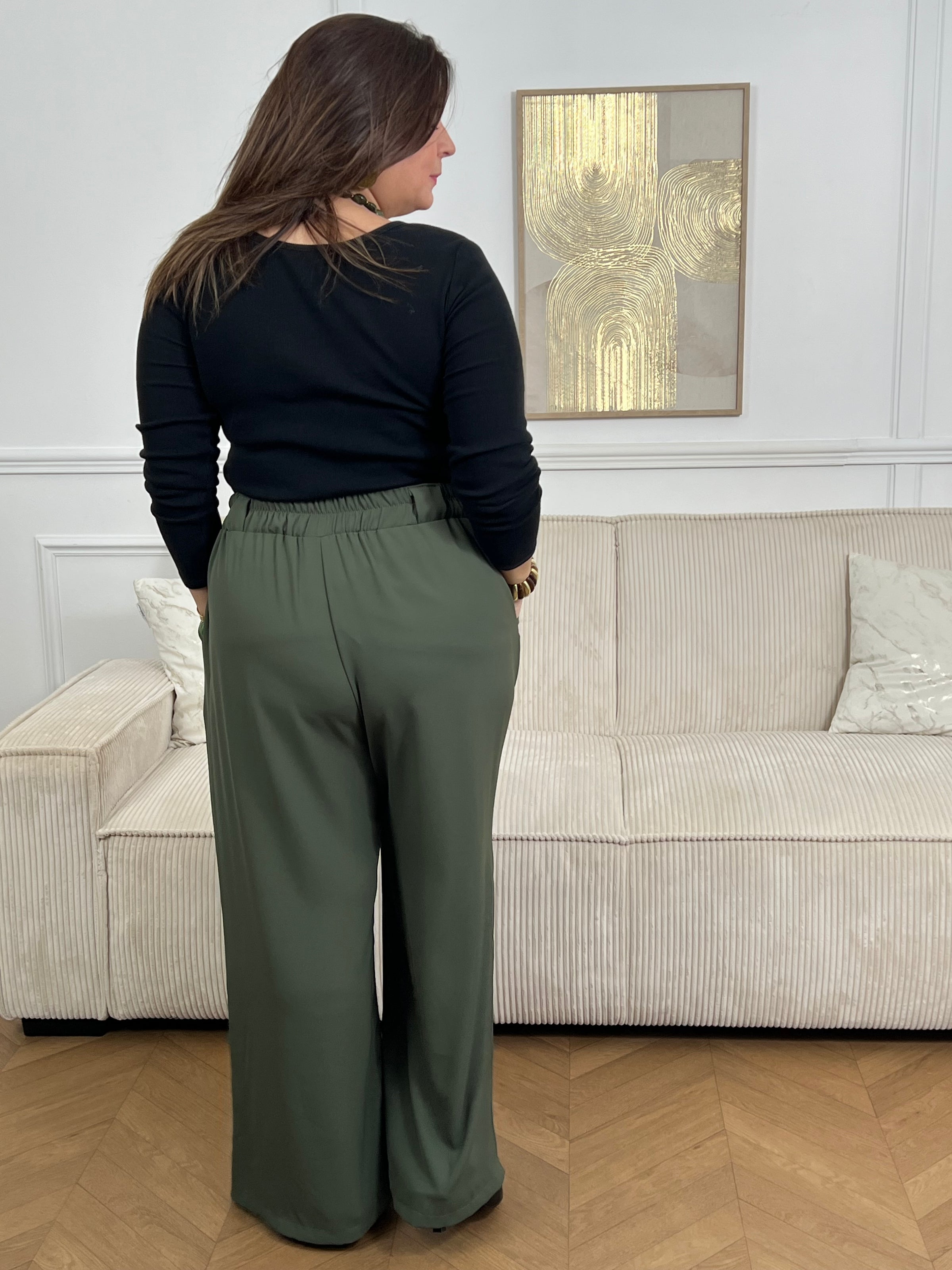 Ce pantalon kaki coupe droite grande taille pour femme est l'élégance incarnée. Avec sa matière fluide, il offre un confort optimal et sa coupe droite flatteuse convient à toutes les morphologies. L'élastique au dos garantit un ajustement parfait et les passants pour ceinture sont pratiques. Ajoutez-y un style sophistiqué avec ses deux poches latérales.