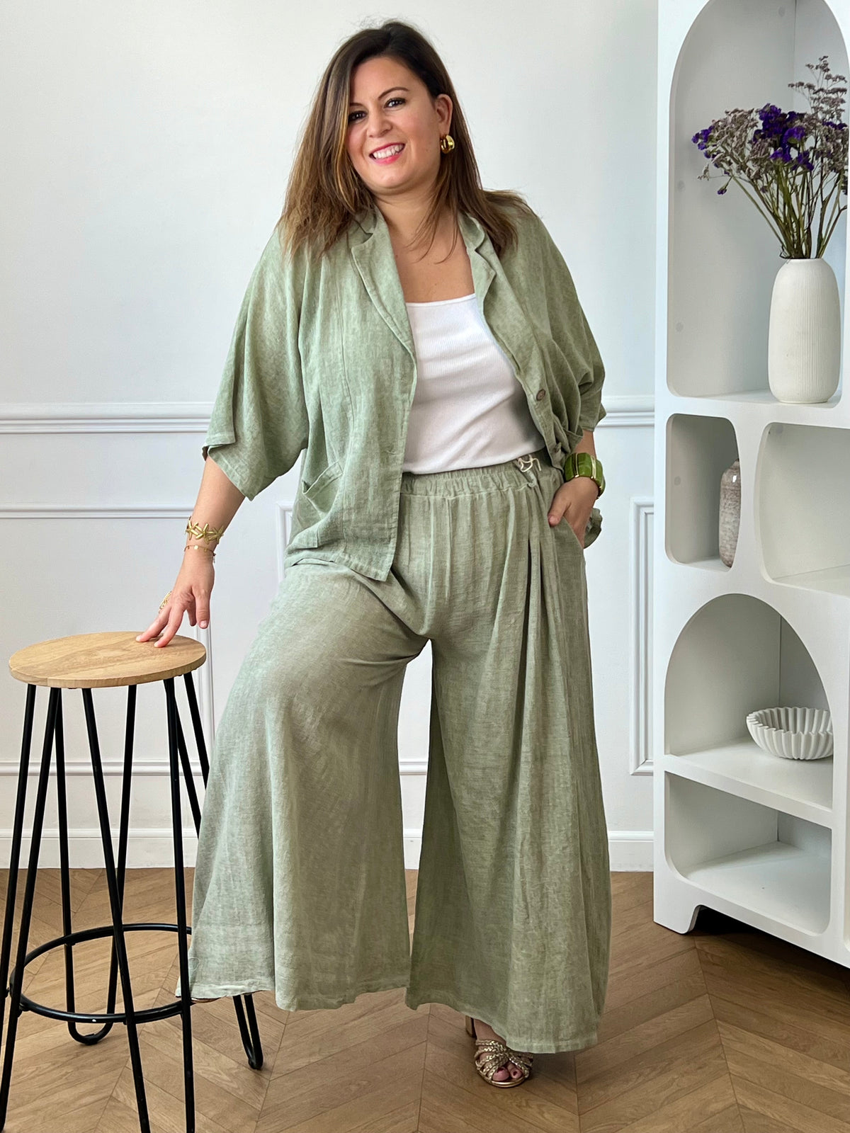 Pantalon kaki femme grande taille en 100 % coton, alliant confort et praticité. Sa taille élastique assure un ajustement agréable au quotidien, tandis que ses passants pour ceinture permettent de personnaliser votre style. Doté de deux poches latérales, ce pantalon à la coupe confortable est un indispensable pour composer des tenues décontractées et élégantes.