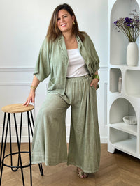 Pantalon kaki femme grande taille en 100 % coton, alliant confort et praticité. Sa taille élastique assure un ajustement agréable au quotidien, tandis que ses passants pour ceinture permettent de personnaliser votre style. Doté de deux poches latérales, ce pantalon à la coupe confortable est un indispensable pour composer des tenues décontractées et élégantes.