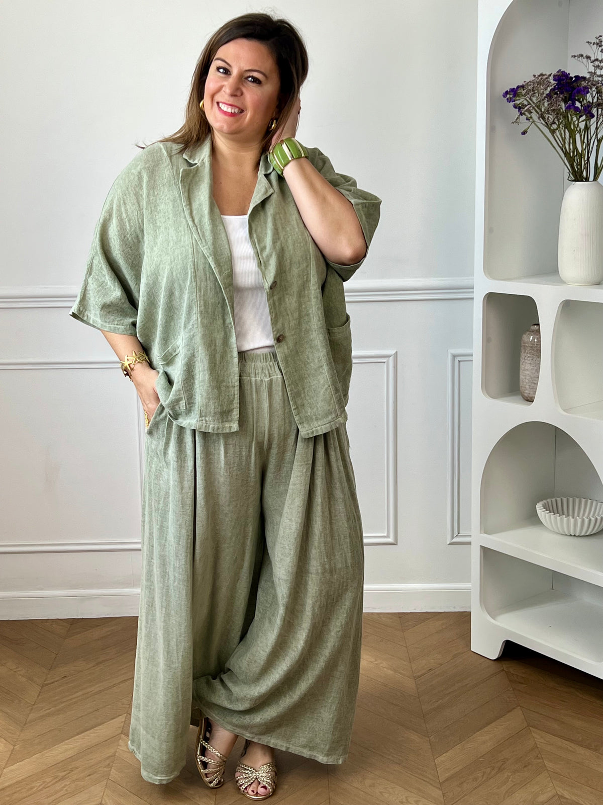 Pantalon kaki femme grande taille en 100 % coton, alliant confort et praticité. Sa taille élastique assure un ajustement agréable au quotidien, tandis que ses passants pour ceinture permettent de personnaliser votre style. Doté de deux poches latérales, ce pantalon à la coupe confortable est un indispensable pour composer des tenues décontractées et élégantes.