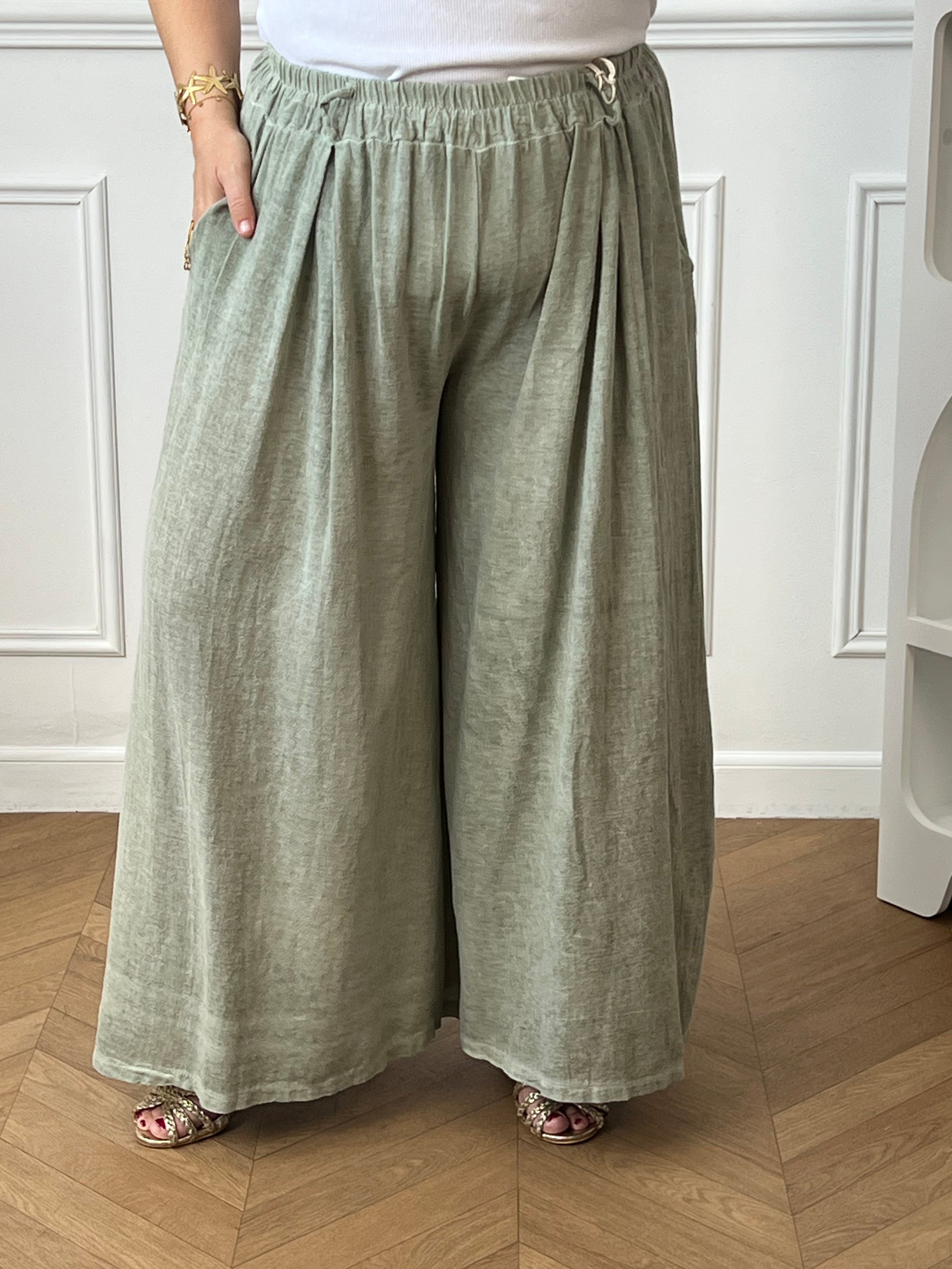 Pantalon kaki femme grande taille en 100 % coton, alliant confort et praticité. Sa taille élastique assure un ajustement agréable au quotidien, tandis que ses passants pour ceinture permettent de personnaliser votre style. Doté de deux poches latérales, ce pantalon à la coupe confortable est un indispensable pour composer des tenues décontractées et élégantes.