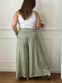 Pantalon kaki femme grande taille en 100 % coton, alliant confort et praticité. Sa taille élastique assure un ajustement agréable au quotidien, tandis que ses passants pour ceinture permettent de personnaliser votre style. Doté de deux poches latérales, ce pantalon à la coupe confortable est un indispensable pour composer des tenues décontractées et élégantes.