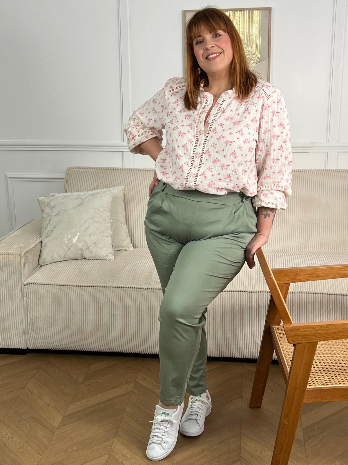 Découvrez le pantalon Juliette, votre allié confort au quotidien. Confectionné en coton de qualité, ce pantalon kaki grande taille épouse vos formes avec élégance. Ses poches latérales pratiques, son élastique à la taille ajustable et ses passants pour ceinture offrent flexibilité et style. Parfait pour un look décontracté ou semi-habillé, ce basique incontournable s'adapte à tous vos besoins.