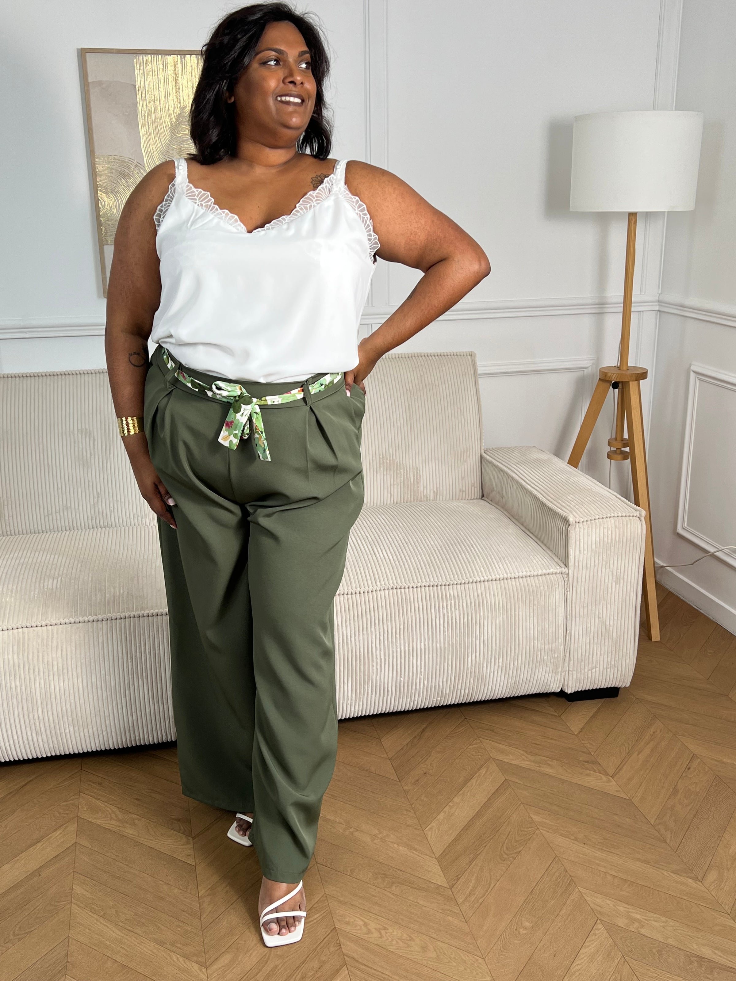 Découvrez le confort ultime avec ce pantalon fluide grande taille Paola. Confectionné dans une matière douce et aérienne, il épouse vos formes sans contrainte grâce à son coupe ample et son élastique discret au dos. Les poches latérales avant offrent praticité et style, tandis que la ceinture amovible à motifs vous permet de personnaliser votre look selon vos envies.