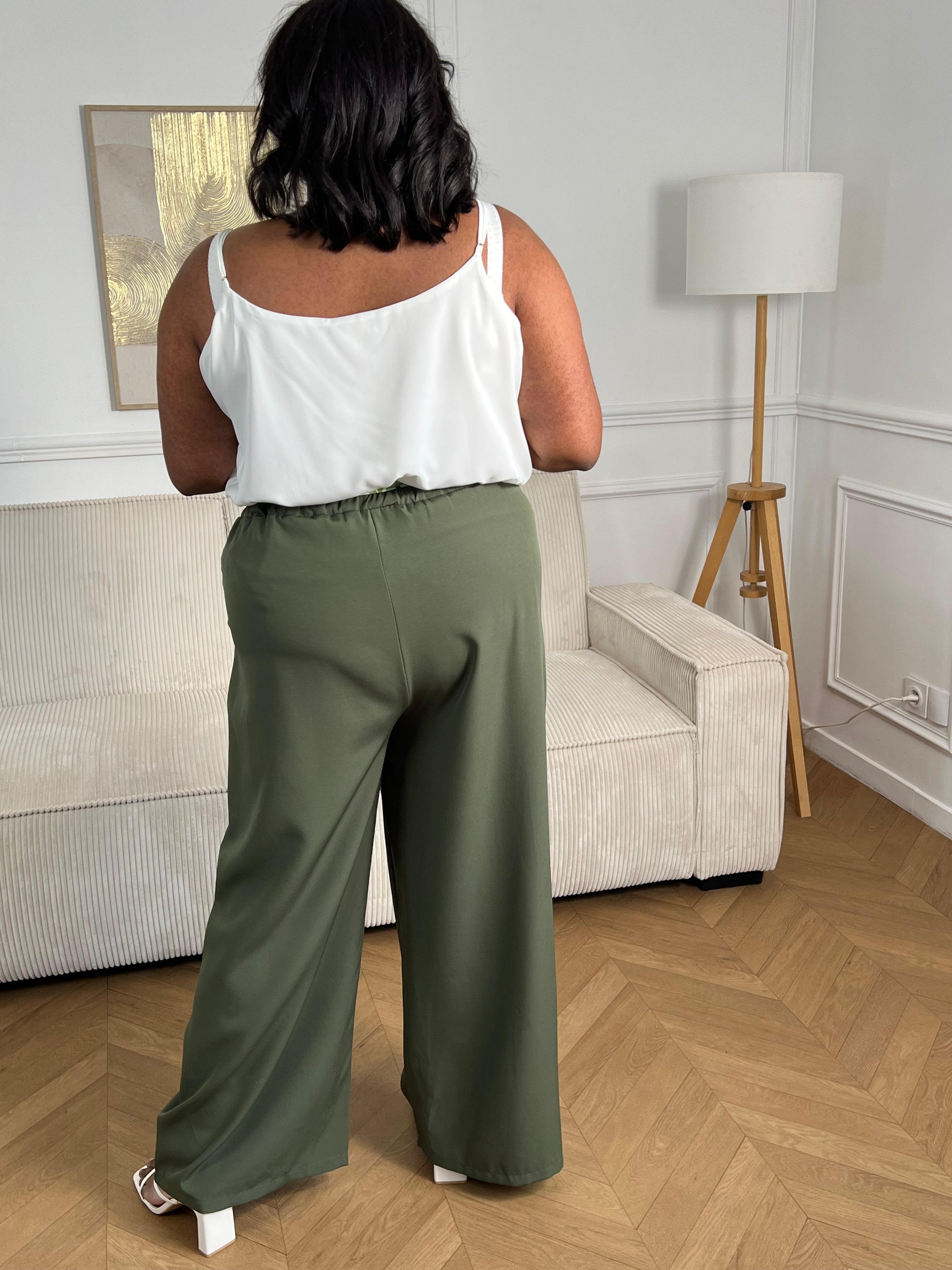 Découvrez le confort ultime avec ce pantalon fluide grande taille Paola. Confectionné dans une matière douce et aérienne, il épouse vos formes sans contrainte grâce à son coupe ample et son élastique discret au dos. Les poches latérales avant offrent praticité et style, tandis que la ceinture amovible à motifs vous permet de personnaliser votre look selon vos envies.