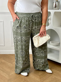 Pantalon kaki en gaze de coton grande taille femme, idéal pour un look confortable et tendance. Doté d’une taille élastique avec cordons factices et de deux poches latérales à l’avant, il offre une coupe ample agréable à porter au quotidien. Ses motifs bleus, noirs et écrus apportent une touche originale et moderne. Léger et fluide, ce pantalon kaki est parfait pour une tenue décontractée et stylée.