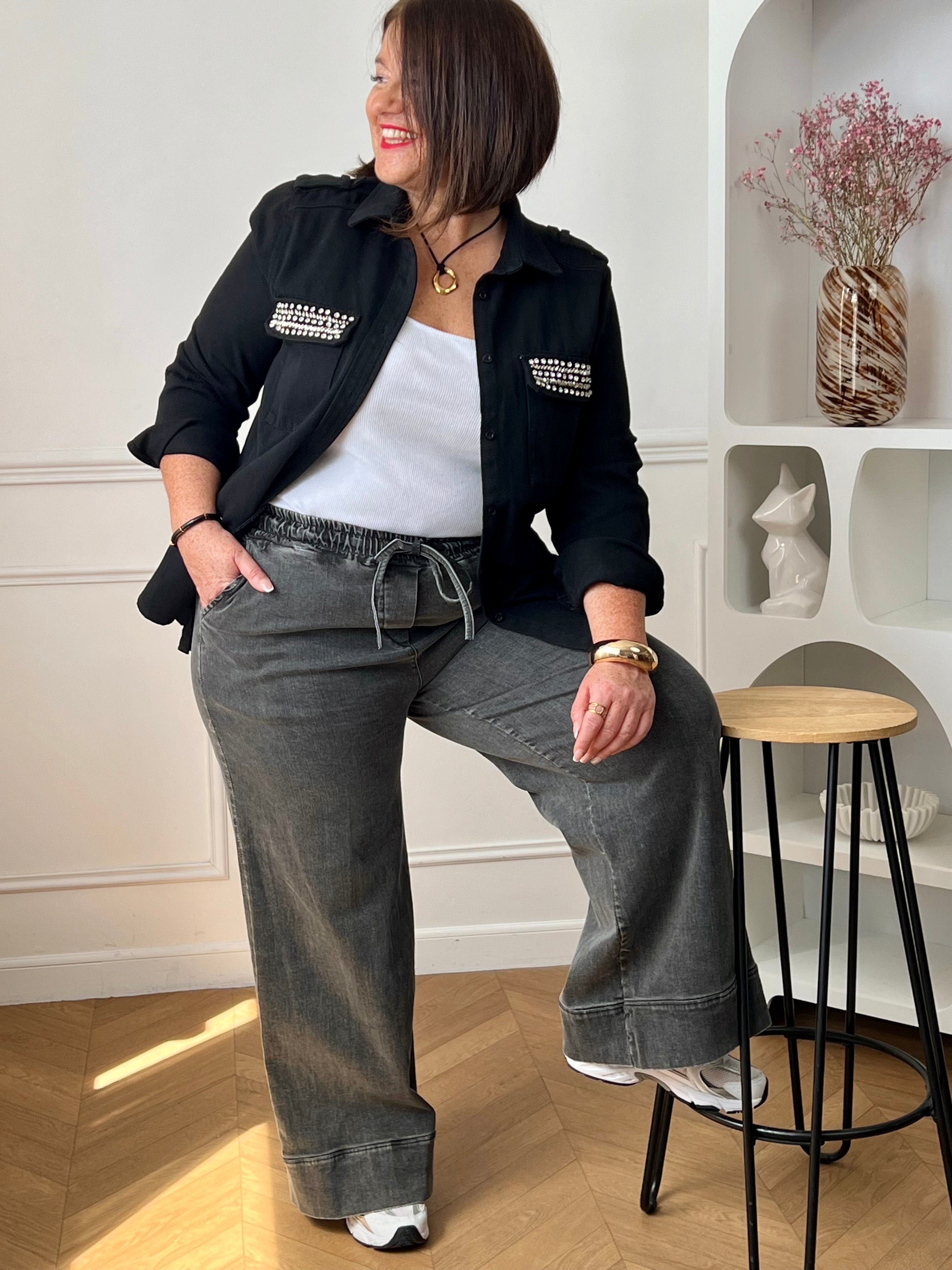 Révélez votre élégance avec le pantalon gris foncé Eline grande taille ! Sa coupe droite et taille haute flatte votre silhouette. Pratique avec ses poches avant et arrière, il s'ajuste parfaitement avec son élastique et ses liens de serrage.