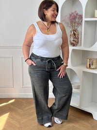 Révélez votre élégance avec le pantalon gris foncé Eline grande taille ! Sa coupe droite et taille haute flatte votre silhouette. Pratique avec ses poches avant et arrière, il s'ajuste parfaitement avec son élastique et ses liens de serrage.