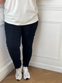 Dos du legging noir grande taille Yannaelle – Taille haute élastique et coupe ajustée | Loïcia