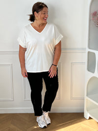Femme grande taille portant le legging noir Yannaelle – 80% Viscose, longueur env. 100 cm, du 42/44 au 48/50 | Loïcia