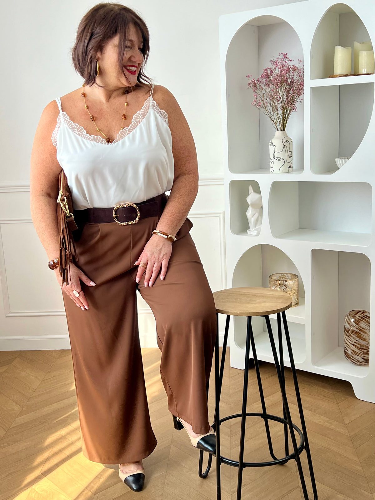 Ce pantalon marron coupe droite grande taille pour femme est l'élégance incarnée. Avec sa matière fluide, il offre un confort optimal et sa coupe droite flatteuse convient à toutes les morphologies. L'élastique au dos garantit un ajustement parfait et les passants pour ceinture sont pratiques. Ajoutez-y un style sophistiqué avec ses deux poches latérales.