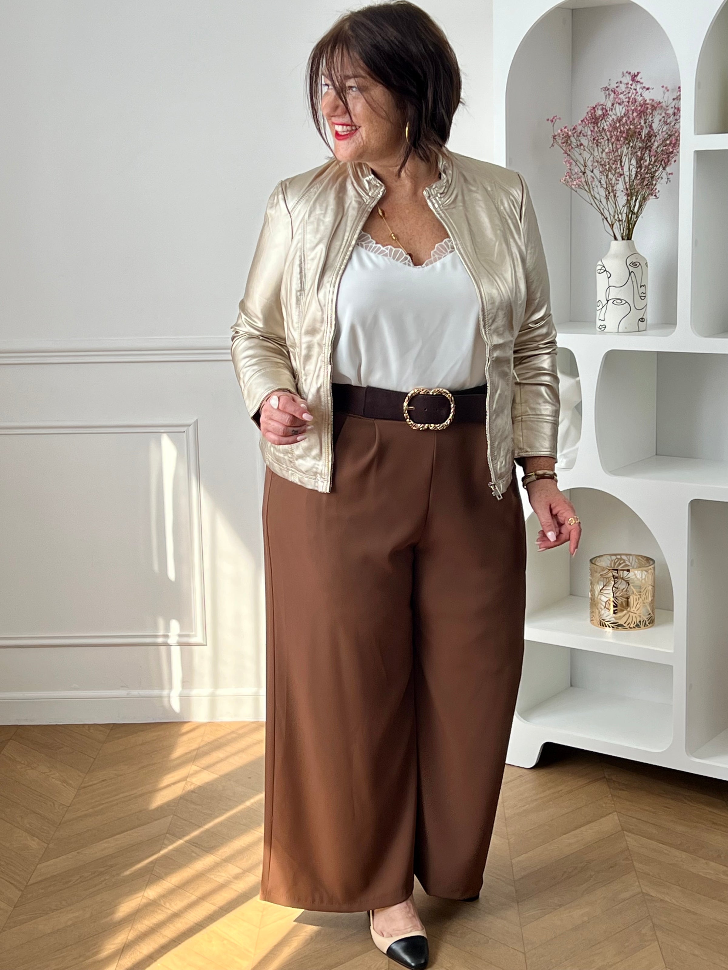 Ce pantalon marron coupe droite grande taille pour femme est l'élégance incarnée. Avec sa matière fluide, il offre un confort optimal et sa coupe droite flatteuse convient à toutes les morphologies. L'élastique au dos garantit un ajustement parfait et les passants pour ceinture sont pratiques. Ajoutez-y un style sophistiqué avec ses deux poches latérales.