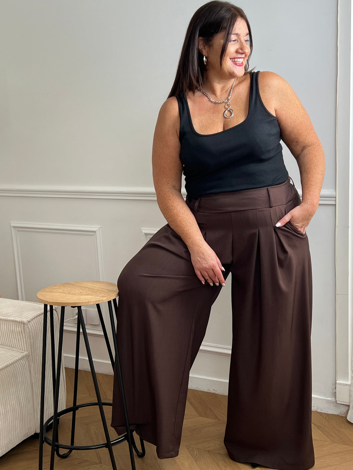 Ce pantalon marron grande taille pour femme est l'élégance incarnée. Avec sa matière fluide, il offre un confort optimal et sa coupe droite flatteuse convient à toutes les morphologies.