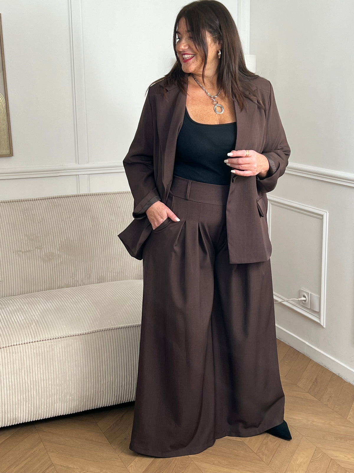 Ce pantalon marron grande taille pour femme est l'élégance incarnée. Avec sa matière fluide, il offre un confort optimal et sa coupe droite flatteuse convient à toutes les morphologies.