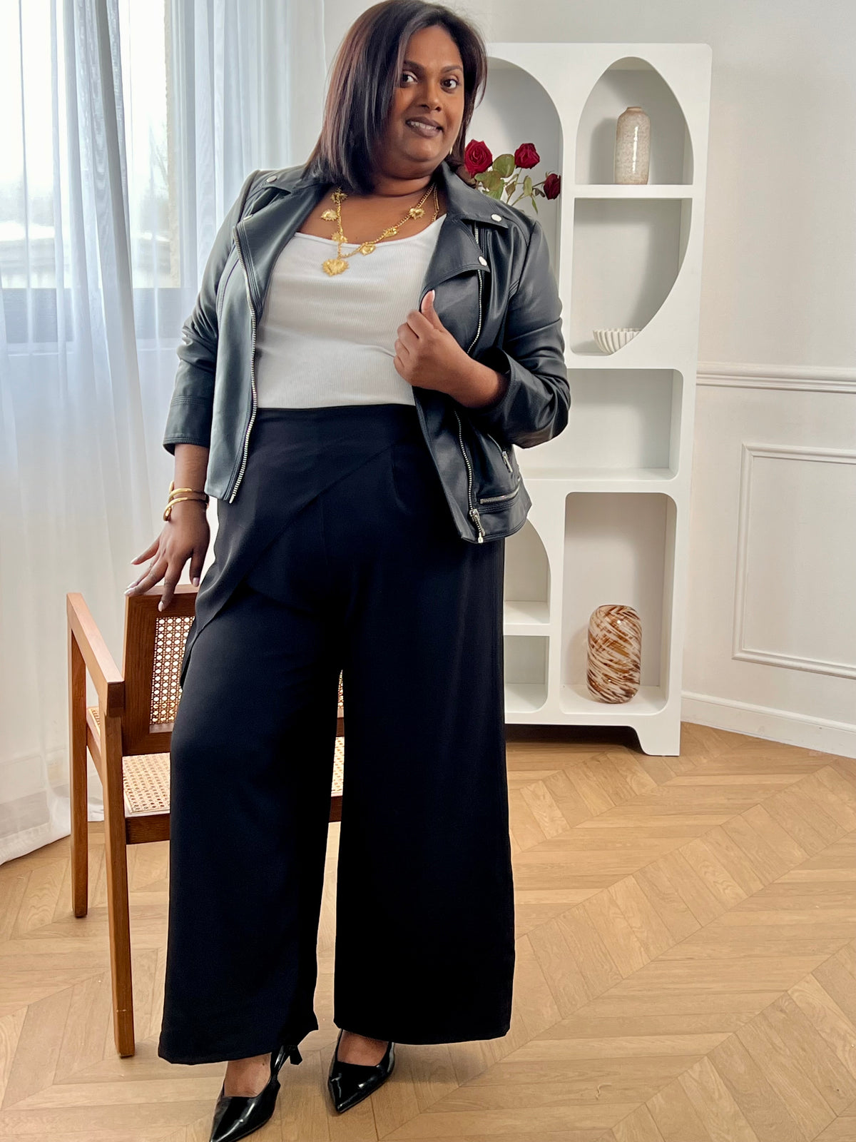 Pantalon coupe portefeuille grande taille femme, élégant et fluide. Son tissu asymétrique sur le devant apporte une touche originale, tandis que son élastique au dos assure un confort optimal. Doté de passants pour ceinture et de deux poches latérales, il est idéal pour un look à la fois chic et décontracté.