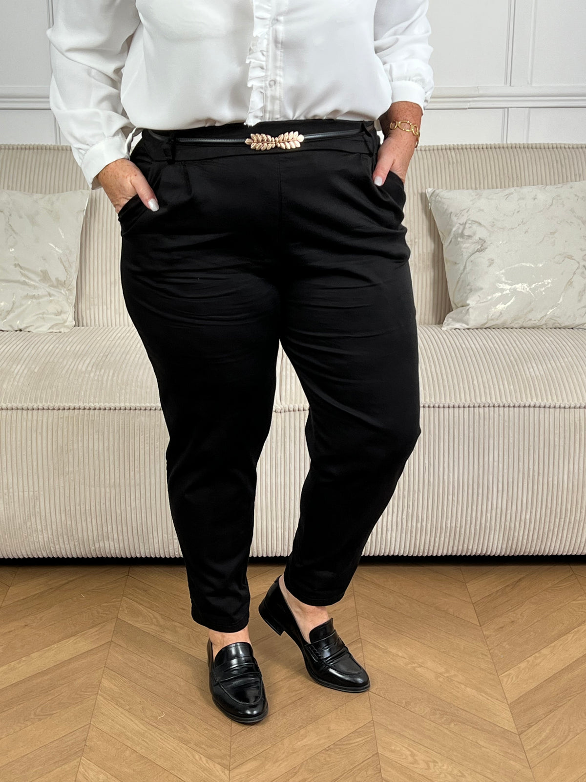 Découvrez le pantalon Juliette, votre allié confort au quotidien. Confectionné en coton de qualité, ce pantalon noir grande taille épouse vos formes avec élégance. Ses poches latérales pratiques, son élastique à la taille ajustable et ses passants pour ceinture offrent flexibilité et style. Parfait pour un look décontracté ou semi-habillé, ce basique incontournable s'adapte à tous vos besoins.