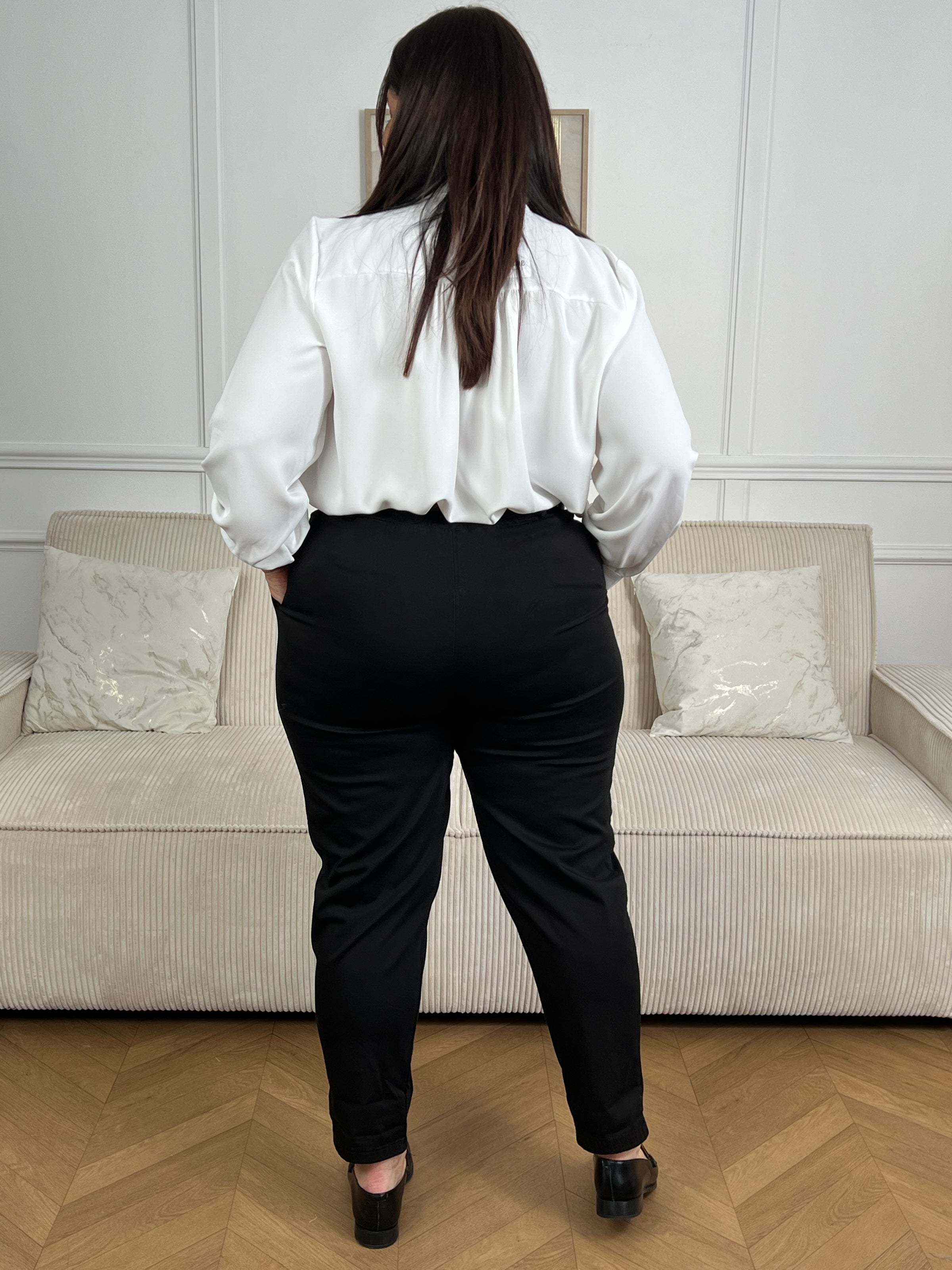 Découvrez le pantalon Juliette, votre allié confort au quotidien. Confectionné en coton de qualité, ce pantalon noir grande taille épouse vos formes avec élégance. Ses poches latérales pratiques, son élastique à la taille ajustable et ses passants pour ceinture offrent flexibilité et style. Parfait pour un look décontracté ou semi-habillé, ce basique incontournable s'adapte à tous vos besoins.