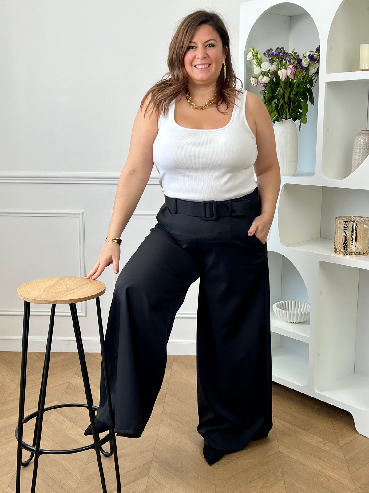 Élégant et intemporel, ce pantalon ample noir séduit par sa coupe fluide et sa ceinture assortie. Une pièce chic et polyvalente, parfaite pour composer des looks raffinés au quotidien.