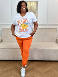 Ce pantalon orange Jack, fait en Italie, vous offrira un confort incomparable grâce à sa grande taille et son cordon ajustable. Avec ses poches latérales à l'avant et à l'arrière, il est à la fois pratique et élégant.