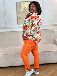 Ce pantalon orange Jack, fait en Italie, vous offrira un confort incomparable grâce à sa grande taille et son cordon ajustable. Avec ses poches latérales à l'avant et à l'arrière, il est à la fois pratique et élégant.