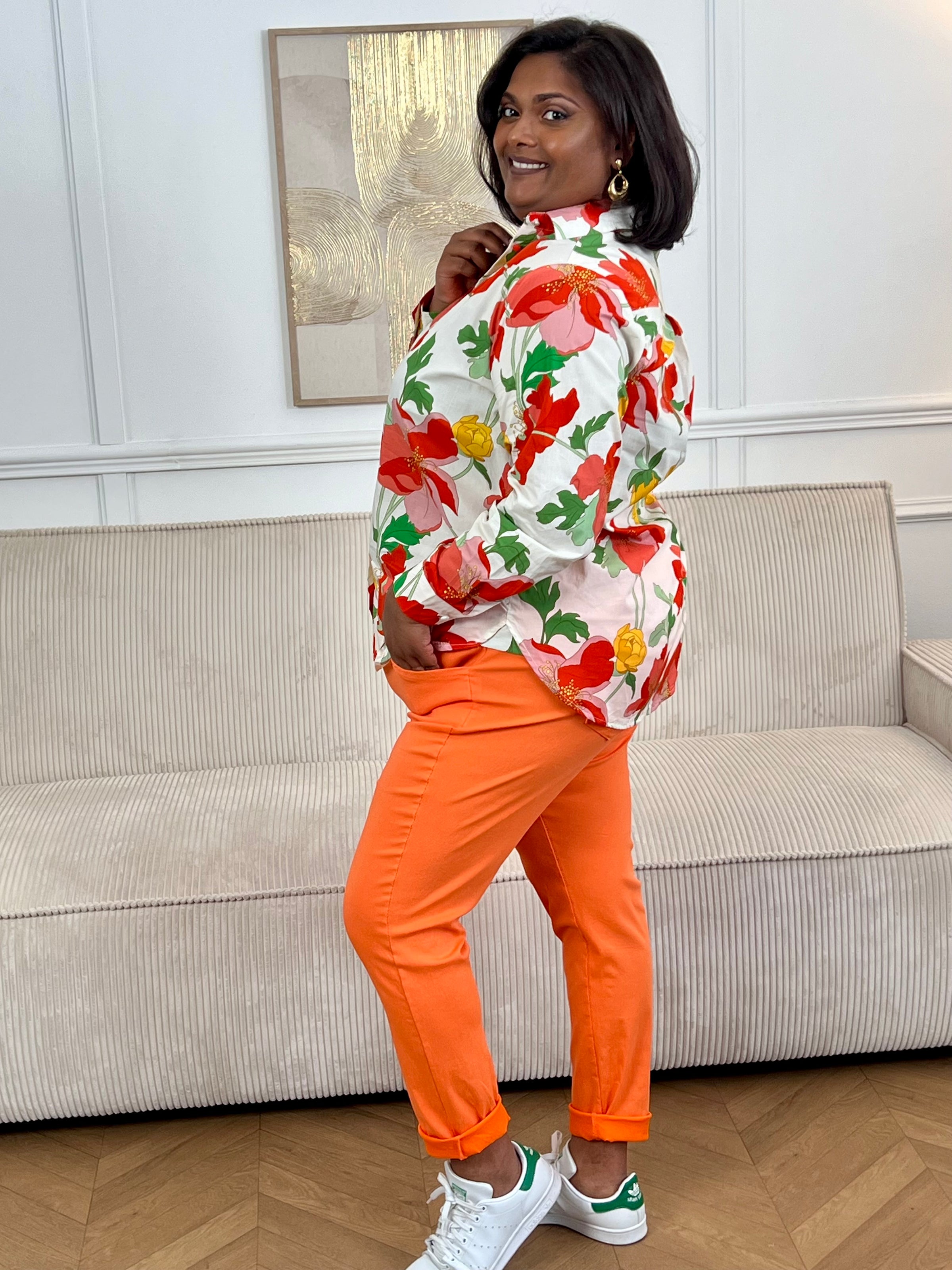 Ce pantalon orange Jack, fait en Italie, vous offrira un confort incomparable grâce à sa grande taille et son cordon ajustable. Avec ses poches latérales à l'avant et à l'arrière, il est à la fois pratique et élégant.