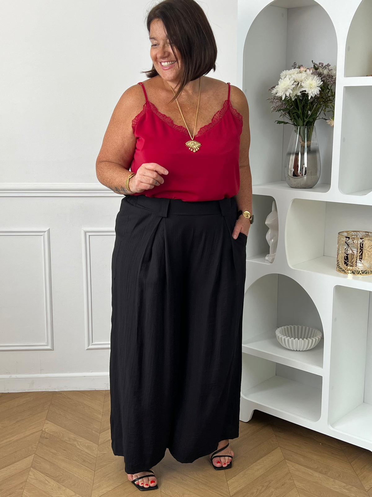 Pantalon palazzo grande taille femme, fluide et élégant, idéal pour un look chic et confortable. Doté d’une taille élastique, de poches latérales et de passants pour ceinture, il assure un ajustement parfait tout en offrant une grande liberté de mouvement. Sa coupe palazzo ample et sa matière fluide apportent une silhouette moderne et féminine.