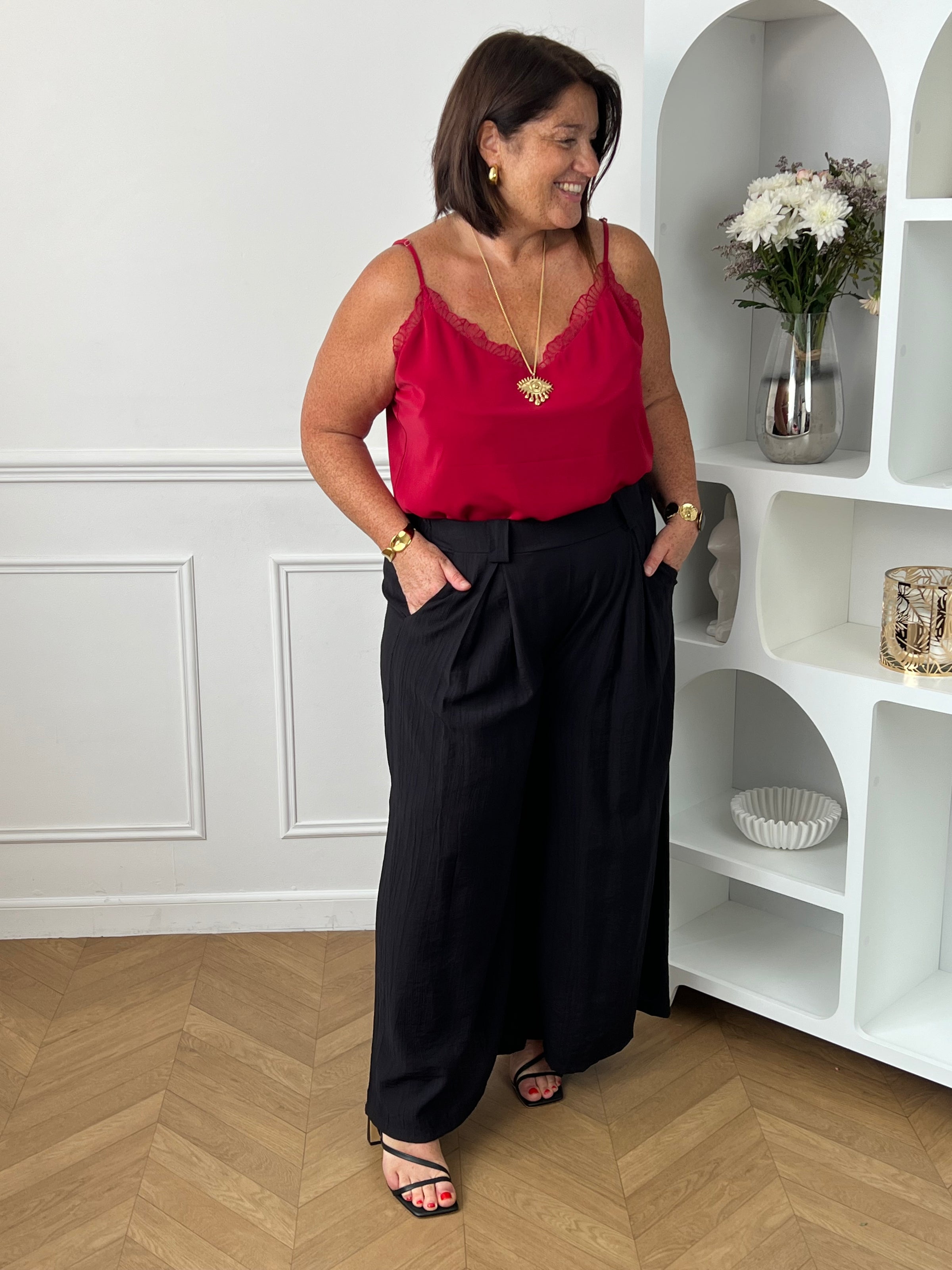 Pantalon palazzo grande taille femme, fluide et élégant, idéal pour un look chic et confortable. Doté d’une taille élastique, de poches latérales et de passants pour ceinture, il assure un ajustement parfait tout en offrant une grande liberté de mouvement. Sa coupe palazzo ample et sa matière fluide apportent une silhouette moderne et féminine.