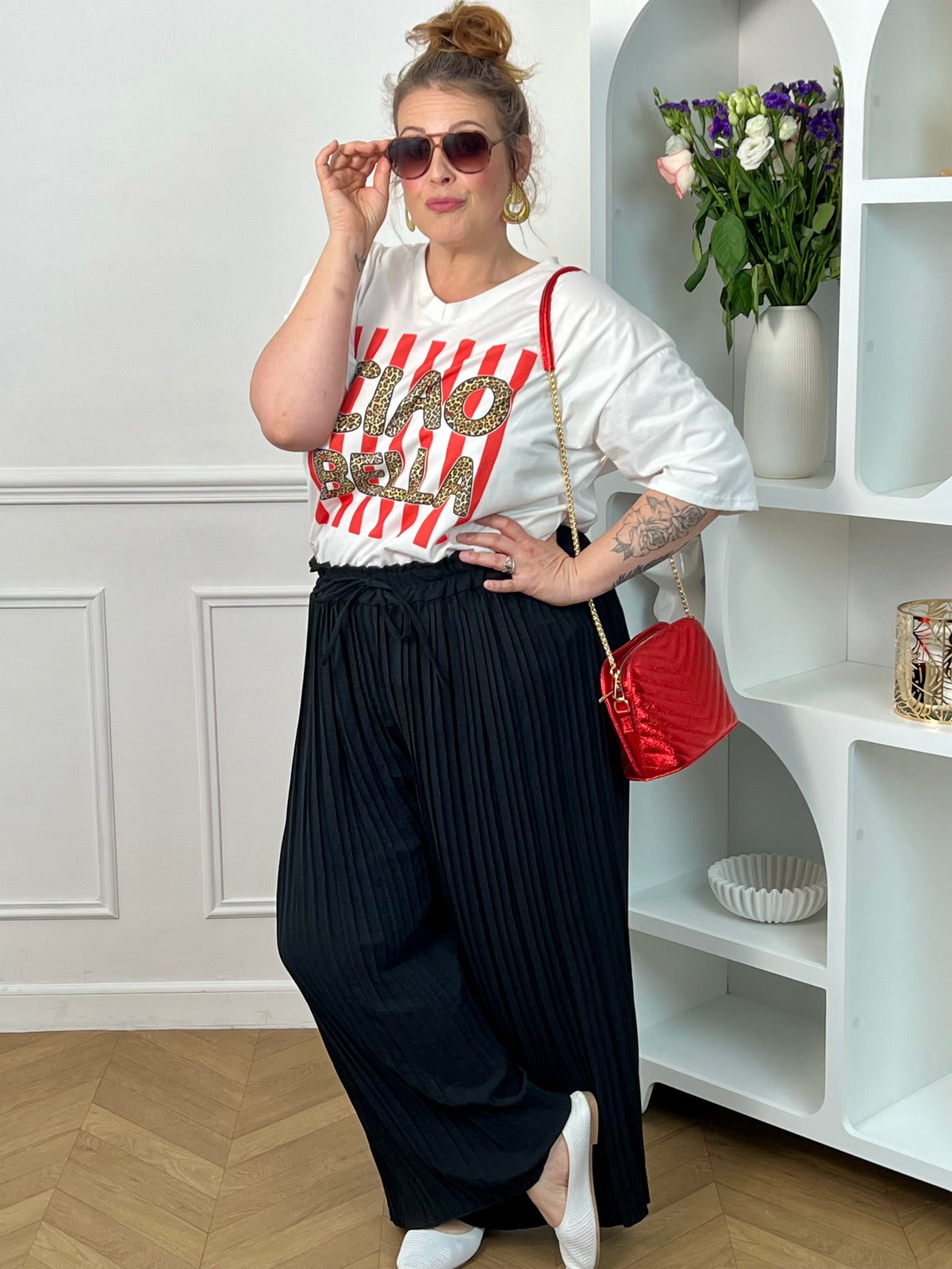 Pantalon Loresa au design élégant et confortable. Sa couleur rose tendance s'accompagne de plis raffinés qui apportent du mouvement à votre silhouette. La taille élastique avec lien de serrage réglable assure un confort optimal tout au long de la journée.