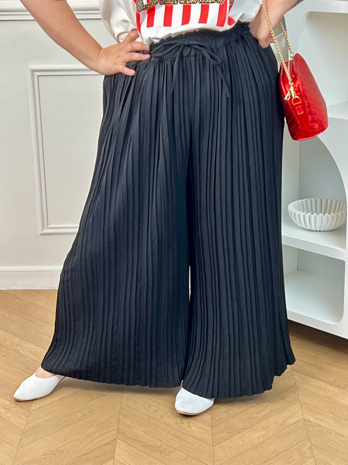 Pantalon Loresa au design élégant et confortable. Sa couleur rose tendance s'accompagne de plis raffinés qui apportent du mouvement à votre silhouette. La taille élastique avec lien de serrage réglable assure un confort optimal tout au long de la journée.