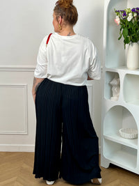 Pantalon Loresa au design élégant et confortable. Sa couleur rose tendance s'accompagne de plis raffinés qui apportent du mouvement à votre silhouette. La taille élastique avec lien de serrage réglable assure un confort optimal tout au long de la journée.