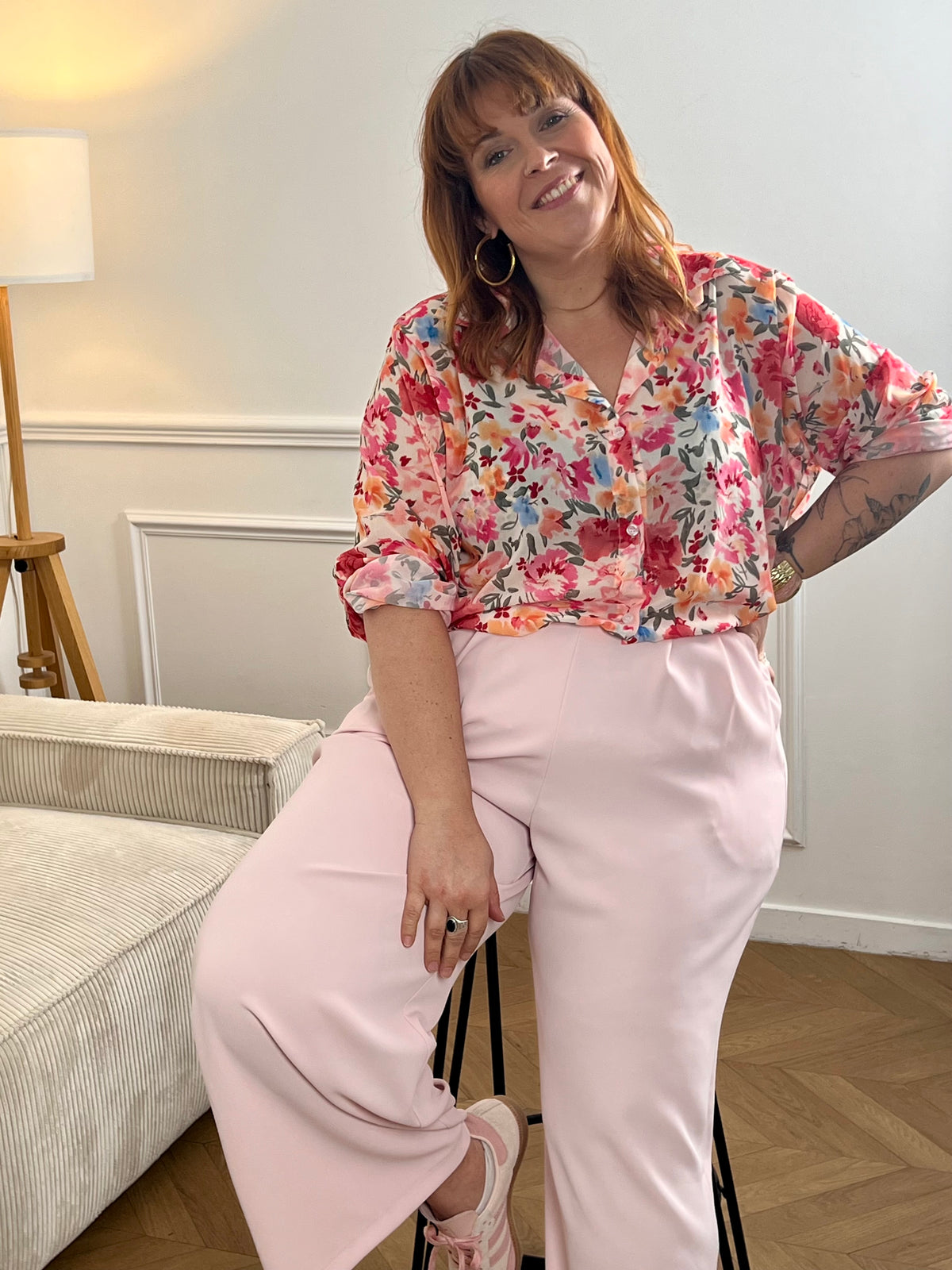 Ce pantalon rose coupe droite grande taille pour femme est l'élégance incarnée. Avec sa matière fluide, il offre un confort optimal et sa coupe droite flatteuse convient à toutes les morphologies. L'élastique au dos garantit un ajustement parfait et les passants pour ceinture sont pratiques. Ajoutez-y un style sophistiqué avec ses deux poches latérales.