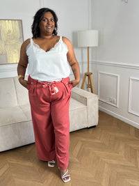 Découvrez le confort ultime avec ce pantalon fluide grande taille Paola. Confectionné dans une matière douce et aérienne, il épouse vos formes sans contrainte grâce à son coupe ample et son élastique discret au dos. Les poches latérales avant offrent praticité et style, tandis que la ceinture amovible à motifs vous permet de personnaliser votre look selon vos envies.