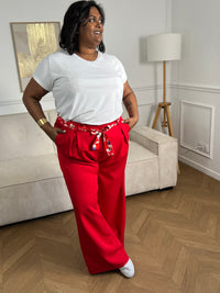 Découvrez le confort ultime avec ce pantalon fluide grande taille Paola. Confectionné dans une matière douce et aérienne, il épouse vos formes sans contrainte grâce à son coupe ample et son élastique discret au dos. Les poches latérales avant offrent praticité et style, tandis que la ceinture amovible à motifs vous permet de personnaliser votre look selon vos envies.