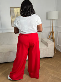 Découvrez le confort ultime avec ce pantalon fluide grande taille Paola. Confectionné dans une matière douce et aérienne, il épouse vos formes sans contrainte grâce à son coupe ample et son élastique discret au dos. Les poches latérales avant offrent praticité et style, tandis que la ceinture amovible à motifs vous permet de personnaliser votre look selon vos envies.