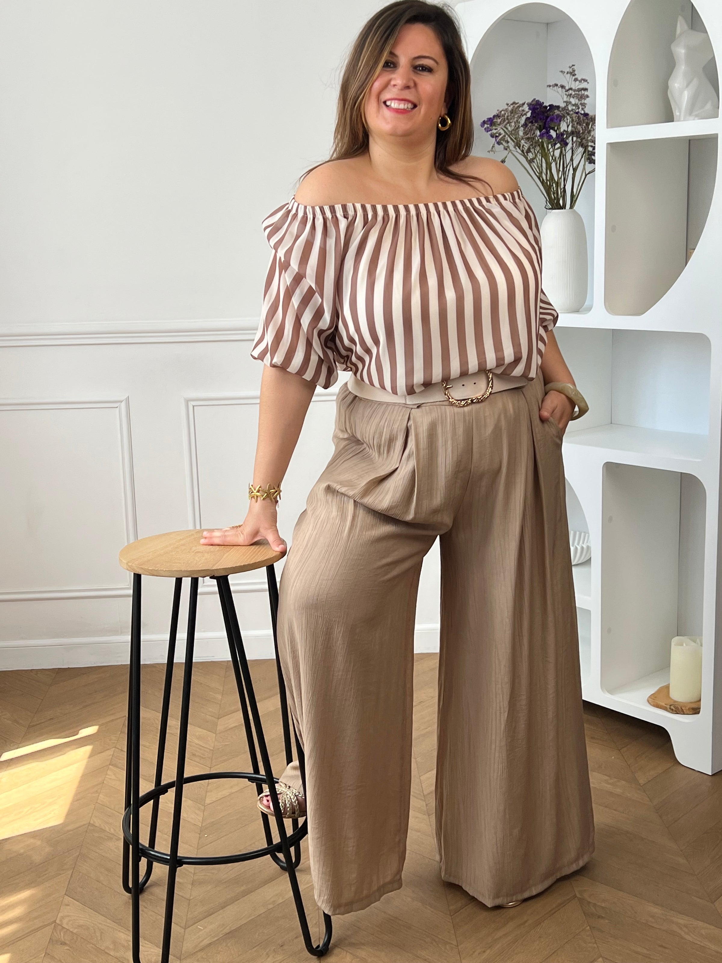 Pantalon palazzo grande taille femme, fluide et élégant, idéal pour un look chic et confortable. Doté d’une taille élastique, de poches latérales et de passants pour ceinture, il assure un ajustement parfait tout en offrant une grande liberté de mouvement. Sa coupe palazzo ample et sa matière fluide apportent une silhouette moderne et féminine.