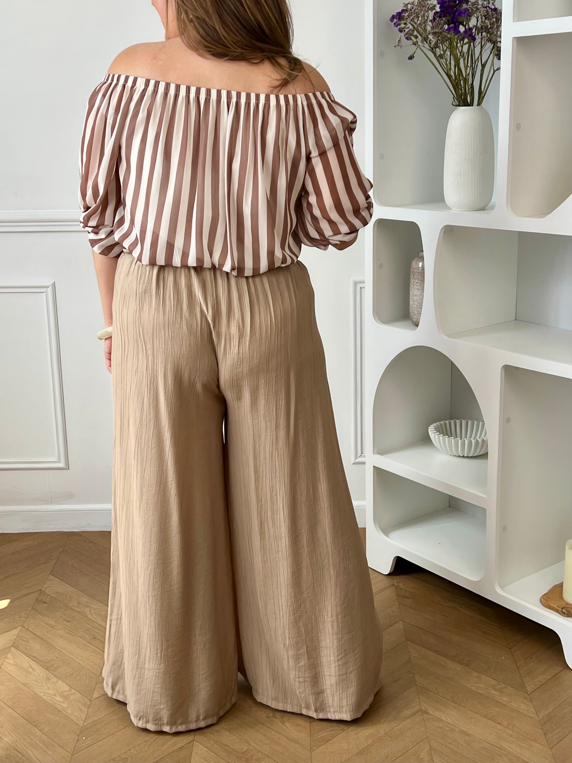 Pantalon palazzo grande taille femme, fluide et élégant, idéal pour un look chic et confortable. Doté d’une taille élastique, de poches latérales et de passants pour ceinture, il assure un ajustement parfait tout en offrant une grande liberté de mouvement. Sa coupe palazzo ample et sa matière fluide apportent une silhouette moderne et féminine.