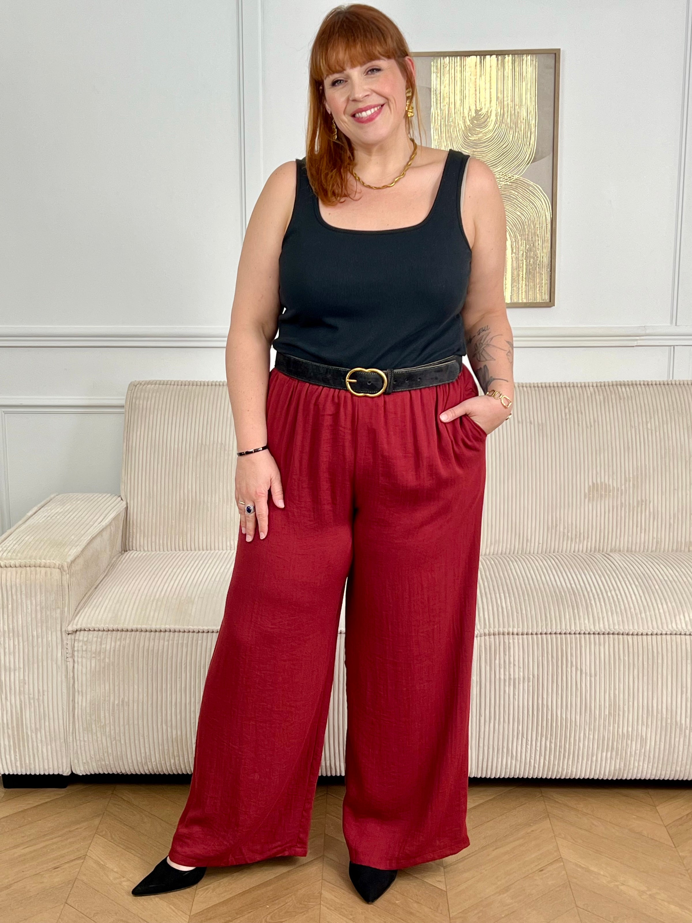 Optez pour ce pantalon élastique grande taille femme à coupe droite, alliant confort et style. Sa taille élastiquée avec lien à nouer assure un ajustement parfait. En terracotta, il s’adapte facilement à toutes vos tenues du quotidien.