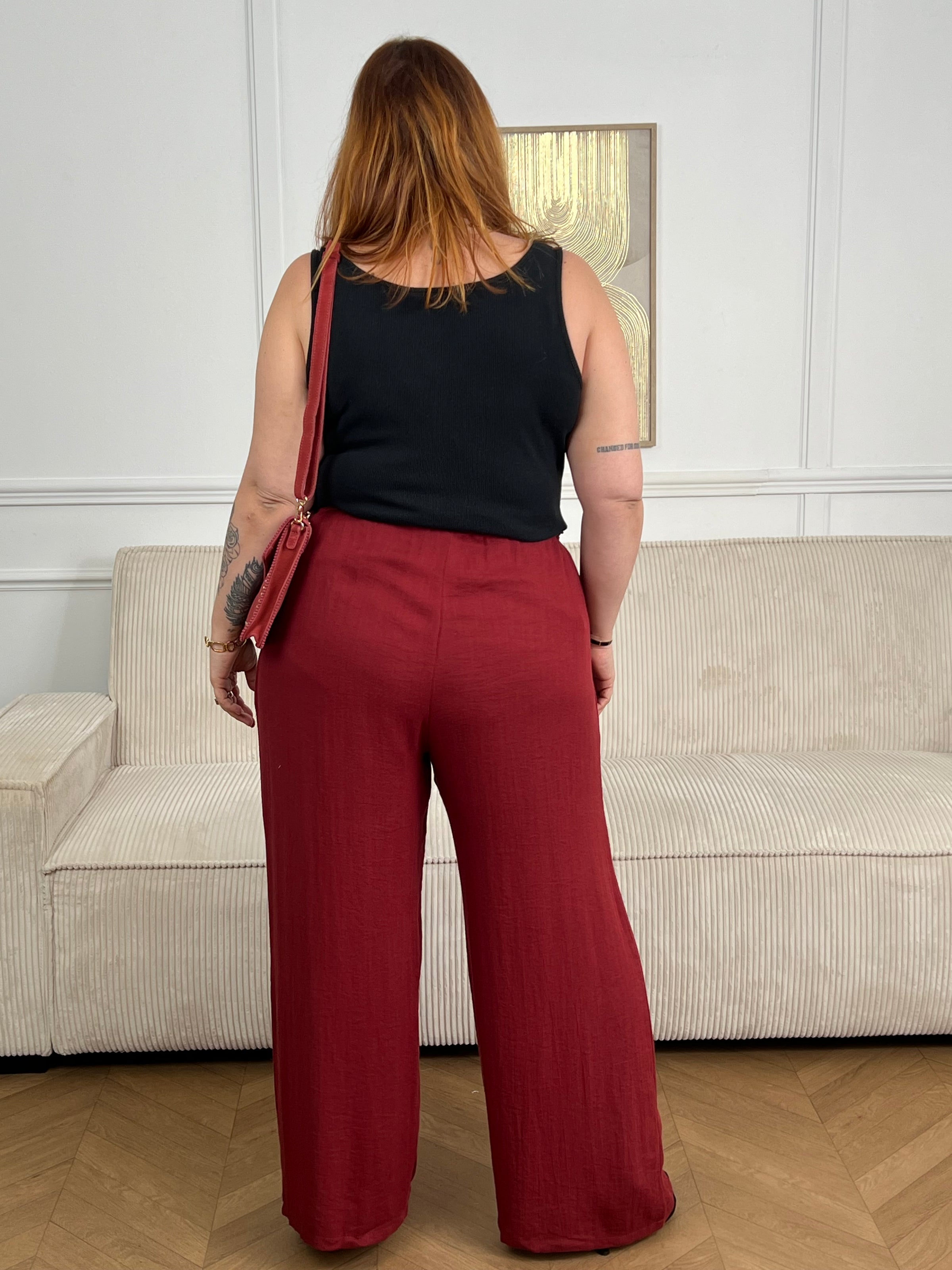 Optez pour ce pantalon élastique grande taille femme à coupe droite, alliant confort et style. Sa taille élastiquée avec lien à nouer assure un ajustement parfait. En terracotta, il s’adapte facilement à toutes vos tenues du quotidien.