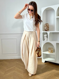 Optez pour ce pantalon à pinces long, élégant et structuré. Sa coupe droite et ses plis sur le devant apportent une allure chic. Doté de poches latérales, d’une fermeture zip et boutons, de passants pour ceinture et d’un élastique à la taille, il allie confort et style pour toutes vos occasions.